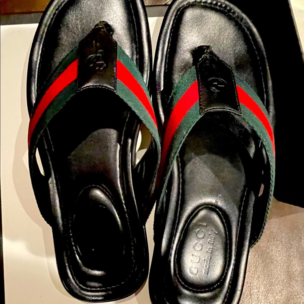 Brand new unisex Gucci flip flops size 7. Never worn and in amazing shape.